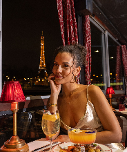 塞納河 Maxim's 晚餐遊船：現場鋼琴演奏