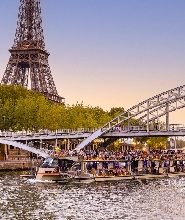 塞納河觀光遊船，飽覽艾菲爾鐵塔美景