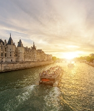 巴黎市區觀光、塞納河遊船及在艾菲爾鐵塔享用午餐