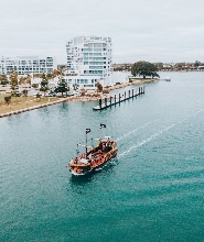 曼哲拉海盜船巡遊