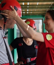 在伊斯坦堡Vialand購物中心體驗高空滑索