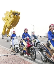 奧黛機車美女帶你暢遊峴港