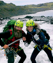 冰川健行、南岸瀑布及黑沙灘