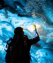 搭乘四驅車往返，探索佈雷茲默克冰川冰洞