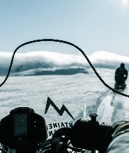 在黃金瀑布體驗朗格冰川雪地摩托