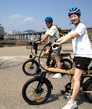 在首爾漢江自行車道上體驗ENKO電動自行車之旅