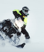 在黃金瀑布體驗朗格冰川快節奏雪地摩托