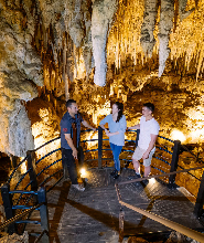 暮光迪吉里杜管洞穴之旅