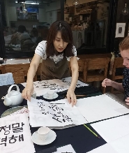 在仁寺洞書寫有意義的韓國書法捲軸