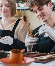 在首爾製作傳統螺鈿漆勺