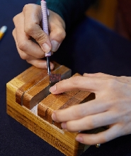 在首爾仁寺洞與貞珠一起雕刻韓國石印