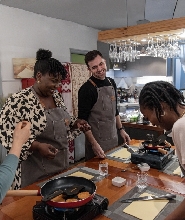 在首爾參加由侍酒師帶領的泡菜烹飪課程，品嚐美酒