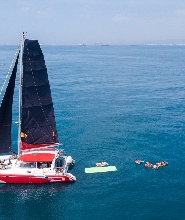 從巴塞隆納出發的日間或日落雙體船巡遊，含小吃和飲品