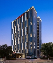 松山湖大道希爾頓歡朋酒店舒適客房（2大1小自助早+自助晚餐+24h健身房+自助洗衣房+免費停車+週邊免費景點）