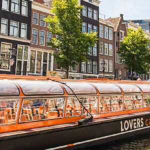 在阿姆斯特丹運河上享受披薩和飲品，體驗運河巡遊