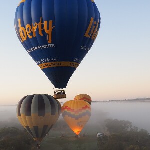 伯斯雅芳谷熱氣球飛行體驗（含早餐）