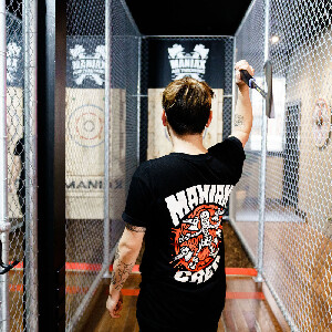 布裏斯本 MANIAX 飛斧體驗