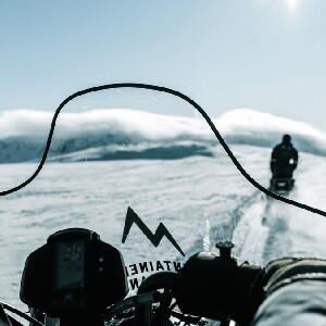 在黃金瀑布體驗朗格冰川雪地摩托