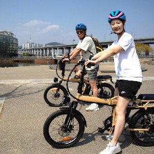 在首爾漢江自行車道上體驗ENKO電動自行車之旅