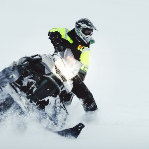 在黃金瀑布體驗朗格冰川快節奏雪地摩托