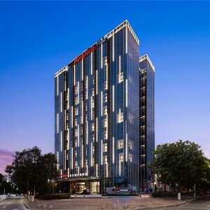 松山湖大道希爾頓歡朋酒店舒適客房（2大1小自助早+自助晚餐+24h健身房+自助洗衣房+免費停車+週邊免費景點）