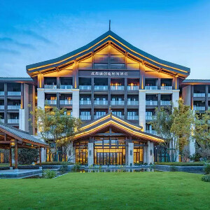 都江堰融創施柏閣酒店豪華街景房（1晚+雙人3小時熱雪奇蹟滑雪票/夢迴青城·演藝小鎮門票2張+雙人泡湯）