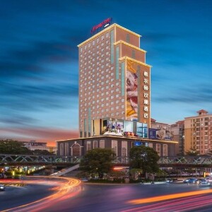 佛山大瀝希爾頓歡朋酒店舒適大/雙牀（2大2小自助早+晚+免費空中花園+洗衣房+健身房）