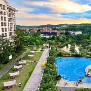 開平翡翠灣鳳凰酒店園景客房（2大1小自助早+2大1小自助晚+萌寵派對+草坪音樂會+户外泳池）