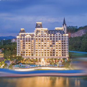 惠州五礦哈施塔特君瀾度假酒店豪華湖景房（2大1小自助早+自助晚餐+演藝秀等）