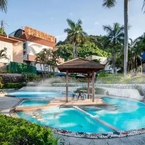 Qingyuan Baiyun Hot Spring Resort Lake View Twin Room (Includes 2 Breakfasts + Hot Spring + Swimming Pool) image