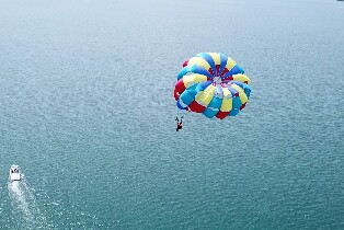 巴拉望科隆島水上拖曳傘體驗