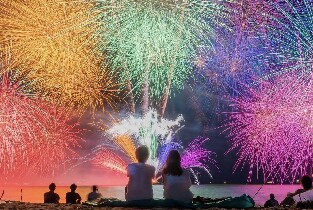 【東京出發】富士山箱根神社&水上鳥居&蘆之湖畔散步&熱海陽光海灘&熱海花火大會一日遊