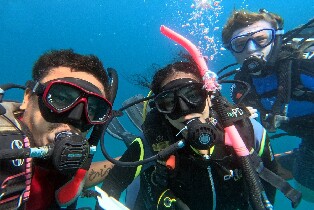 在巴拉望島體驗水肺潛水複習課程