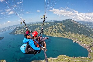 在阿特-戈爾道體驗瑞吉山滑翔傘