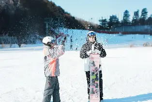 [早鳥優惠] 伊利希安江村雙板滑雪之旅（首爾出發，5個上車點）