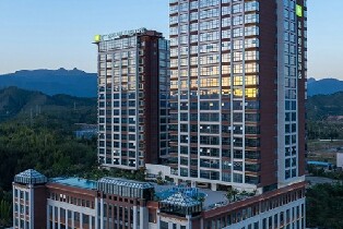 韶關新豐溫德姆花園酒店精致園景大床房（自助早晚餐+宵夜+不限次空中湯泉+私泉2池水+兒童奇幻樂園+櫻花峪門票兩張）