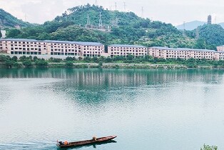 泊雅水鏡民宿（郴州資興東江湖店）聽雨全景泡池大床房（雙人早餐+私湯泡池+高清投影+休閑茶幾+兒童波波池+咖啡休閑吧+免費K歌房+棋牌室+預訂燒烤設備+免費停車）