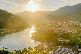 河源春沐源小鎮棕櫚樹酒店豪華房+恐龍主題温泉套房+藍葡萄酒店（含早餐+温泉+龍骨樂園+雙人皮划艇+單人SPA+光影水幕秀）