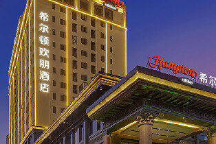 東莞鳳崗希爾頓歡朋酒店（舒適客房1晚+2大1小自助早+自助晚餐+免費森林公園/兒童公園）