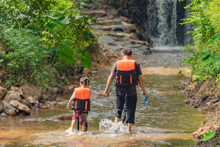 西樵山瞧溪谷親水溯溪（溯溪探險全段+玩樂項目+泡泡池+摸魚池+沙池城堡+射箭體驗）