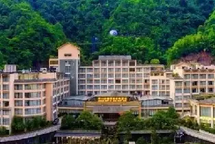 郴州市 | 郴州莽山森林温泉酒店高級雙牀房（2大2小早餐+森林温泉+無邊泳池+水上麻將飲料+瑤族多種特色活動體驗）