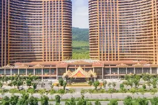 Taihu Longemont Happy World Hotel 1 Night Stay (Double Breakfast + Circus + 1 of 4 Choices: Animal Walking Area / Ice & Snow Town / Taihu Performing Arts City / Water Play World)