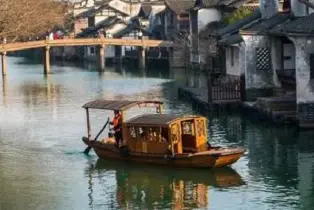 Wuzhen Tong'an Inn & Zhenshui Hotel 2-in-1 Twin/Double Room (Double West Gate Scenic Area Ticket + Theatre Festival Themed Double Meal + Double Wucun Sightseeing Tour)