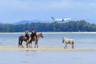 普吉島奈揚海灘騎馬探險