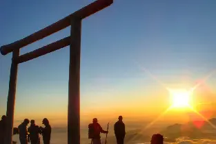 【東京出發】2026富士山2天1夜登山吉田路線巴士之旅(專業英文/中文登山導遊隨行)